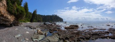 Güneşli ve bulutlu bir yaz günü juan de Fuca Trail üzerinde kayalık bir sahil güzel Panoramik Görünümü. Sombrio Beach'te, Port Renfrew yakınlarında, Vancouver Adası, Bc, Kanada.