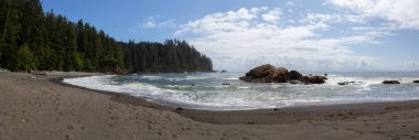 Güneşli ve bulutlu bir yaz günü juan de Fuca Trail üzerinde kayalık bir sahil güzel Panoramik Görünümü. Sombrio Beach'te, Port Renfrew yakınlarında, Vancouver Adası, Bc, Kanada.