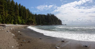 Güneşli ve bulutlu bir yaz günü juan de Fuca Trail üzerinde kayalık bir sahil güzel Panoramik Görünümü. Sombrio Beach'te, Port Renfrew yakınlarında, Vancouver Adası, Bc, Kanada.