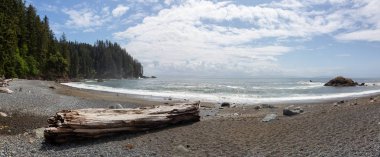 Güneşli ve bulutlu bir yaz günü juan de Fuca Trail üzerinde kayalık bir sahil güzel Panoramik Görünümü. Sombrio Beach'te, Port Renfrew yakınlarında, Vancouver Adası, Bc, Kanada.