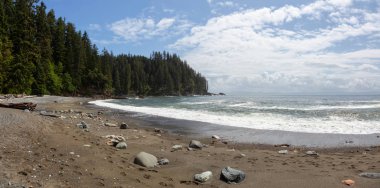 Güneşli ve bulutlu bir yaz günü juan de Fuca Trail üzerinde kayalık bir sahil güzel Panoramik Görünümü. Sombrio Beach'te, Port Renfrew yakınlarında, Vancouver Adası, Bc, Kanada.
