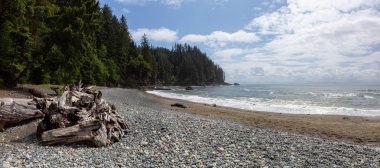 Güneşli ve bulutlu bir yaz günü juan de Fuca Trail üzerinde kayalık bir sahil güzel Panoramik Görünümü. Sombrio Beach'te, Port Renfrew yakınlarında, Vancouver Adası, Bc, Kanada.