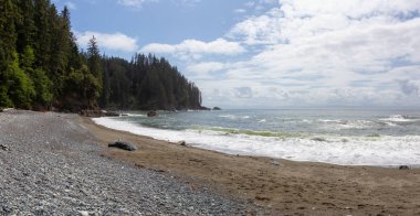 Güneşli ve bulutlu bir yaz günü juan de Fuca Trail üzerinde kayalık bir sahil güzel Panoramik Görünümü. Sombrio Beach'te, Port Renfrew yakınlarında, Vancouver Adası, Bc, Kanada.