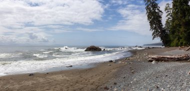 Güneşli ve bulutlu bir yaz günü juan de Fuca Trail üzerinde kayalık bir sahil güzel Panoramik Görünümü. Sombrio Beach'te, Port Renfrew yakınlarında, Vancouver Adası, Bc, Kanada.