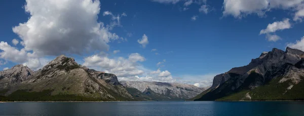 Krásný Panoramatický Pohled Kanadskou Horu Krajiny Během Pulzující Slunečného Léta — Stock fotografie