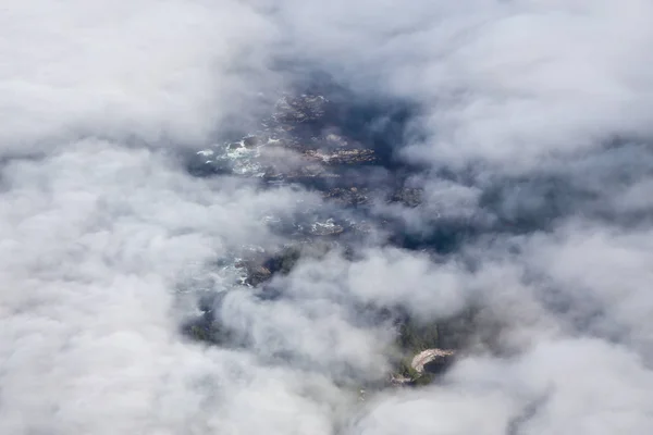 Vista Aerea Dall Alto Una Bellissima Spiaggia Rocciosa Coperta Nuvole — Foto Stock