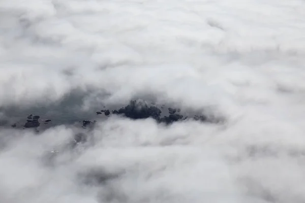 Batı Pasifik Okyanusu Sahili Nde Bulutlar Sis Kaplı Güzel Bir — Stok fotoğraf