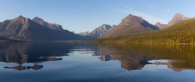 Güneşli bir yaz günü boyunca arka planda Amerikan Rocky Dağları ile Mcdonald Gölü Güzel Panoramik Görünümü. Glacier National Park, Montana, Amerika Birleşik Devletleri.
