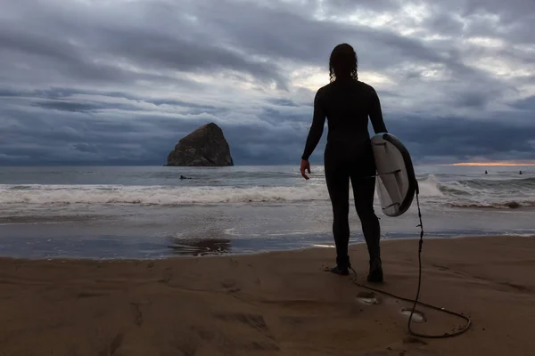 Abenteuerlustige Mädchen Mit Einem Surfbrett Surfen Ozean Während Eines Bewölkten — Stockfoto