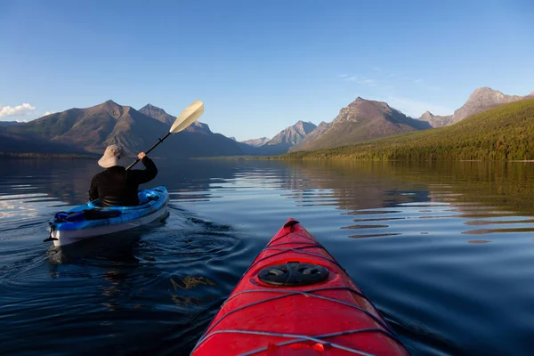 Περιπετειώδης Άνθρωπος Kayaking Στη Λίμνη Mcdonald Κατά Διάρκεια Μιας Ηλιόλουστης — Φωτογραφία Αρχείου