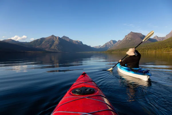 Περιπετειώδης Άνθρωπος Kayaking Στη Λίμνη Mcdonald Κατά Διάρκεια Μιας Ηλιόλουστης — Φωτογραφία Αρχείου