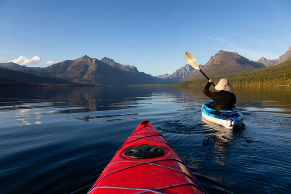 Περιπετειώδης Άνθρωπος Kayaking Στη Λίμνη Mcdonald Κατά Διάρκεια Μιας Ηλιόλουστης — Φωτογραφία Αρχείου