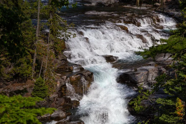 Hermosa Vista Mcdonald Falls Durante Soleado Día Verano Tomado Glacier — Foto de Stock