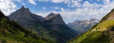 Güneşli bir yaz günü boyunca bir bakış açısından Amerikan Rockies Güzel Panoramik Görünümü. Glacier National Park, Montana, Amerika Birleşik Devletleri.