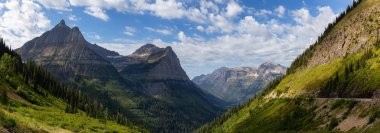 Güneşli bir yaz günü boyunca bir bakış açısından Amerikan Rockies Güzel Panoramik Görünümü. Glacier National Park, Montana, Amerika Birleşik Devletleri.