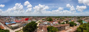 Bulutlu ve güneşli bir günde küçük bir Küba Kasabası, Ciego de Avila, Havadan Panoramik görünümü. Merkezi Küba'da bulunan.