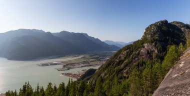 Güneşli bir gün boyunca popüler bir dönüm noktası, Chief Mountain, güzel panoramik Kanada manzara görünümü. Squamish, Kuzey Vancouver, Bc, Kanada'da çekildi.