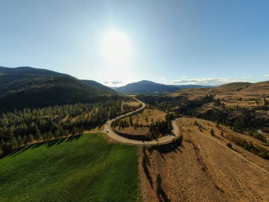 Güneşli bir yaz günü boyunca Kuru Kanada Dağ Manzara bir Manzara Road Havadan Görünümü. Okanagan' da çekilmiş, Penticton yakınlarında, British Columbia, Kanada.