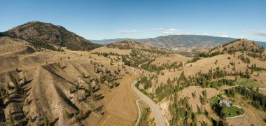 Güneşli bir yaz günü boyunca Kuru Kanada Dağ Manzara bir Manzara Road Havadan Görünümü. Okanagan' da çekilmiş, Penticton yakınlarında, British Columbia, Kanada.