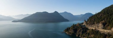 Hava panoramik deniz gökyüzü otoyol Howe ses, Kuzey Vancouver, British Columbia, Kanada için. Bir güneşli yaz günü sırasında alınan.