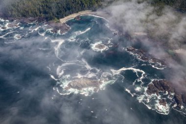 Batı Pasifik Okyanusu Sahili'nde Bulutlar ve Sis kaplı güzel bir plaj Yukarıdan Aerial View. Vancouver Adası'nda Tofino ve Ucluelet yakınlarında çekilmiş, Bc, Kanada.