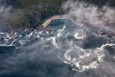 Batı Pasifik Okyanusu Sahili'nde Bulutlar ve Sis kaplı güzel bir plaj Yukarıdan Aerial View. Vancouver Adası'nda Tofino ve Ucluelet yakınlarında çekilmiş, Bc, Kanada.