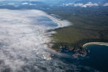 Batı Pasifik Okyanusu Sahili'nde Bulutlar ve Sis kaplı güzel bir plaj Yukarıdan Aerial View. Vancouver Adası'nda Tofino ve Ucluelet yakınlarında çekilmiş, Bc, Kanada.