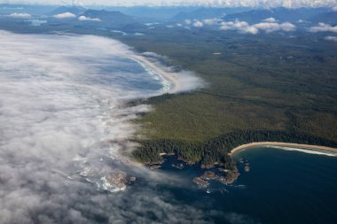 Batı Pasifik Okyanusu Sahili'nde Bulutlar ve Sis kaplı güzel bir plaj Yukarıdan Aerial View. Vancouver Adası'nda Tofino ve Ucluelet yakınlarında çekilmiş, Bc, Kanada.