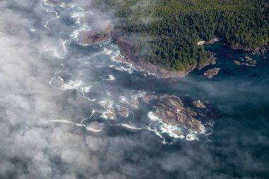 Batı Pasifik Okyanusu Sahili'nde Bulutlar ve Sis kaplı güzel bir plaj Yukarıdan Aerial View. Vancouver Adası'nda Tofino ve Ucluelet yakınlarında çekilmiş, Bc, Kanada.