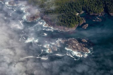 Batı Pasifik Okyanusu Sahili'nde Bulutlar ve Sis kaplı güzel bir plaj Yukarıdan Aerial View. Vancouver Adası'nda Tofino ve Ucluelet yakınlarında çekilmiş, Bc, Kanada.