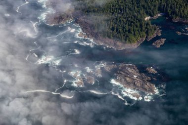 Batı Pasifik Okyanusu Sahili'nde Bulutlar ve Sis kaplı güzel bir plaj Yukarıdan Aerial View. Vancouver Adası'nda Tofino ve Ucluelet yakınlarında çekilmiş, Bc, Kanada.