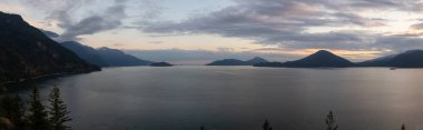 Renkli bir yaz gün batımı sırasında Howe Sound Güzel Panoramik Görünümü. Vancouver'ın kuzeyi alındı, British Columbia, Kanada.