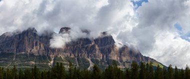 Canlı güneşli bir yaz günü boyunca Kanada Dağ Manzara Güzel Panoramik Görünümü. Alınan Banff Ulusal Parkı, Alberta, Kanada.