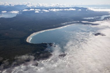 Batı Pasifik Okyanusu Sahili'nde Bulutlar ve Sis kaplı güzel bir plaj Yukarıdan Aerial View. Vancouver Adası'nda Tofino ve Ucluelet yakınlarında çekilmiş, Bc, Kanada.