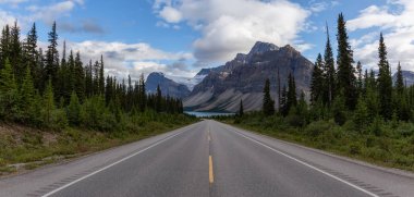 Güneşli bir yaz gününde Kanada Kayalıkları 'nda manzaralı bir yol. Icefields Parkway, Banff Ulusal Parkı, Alberta, Kanada.