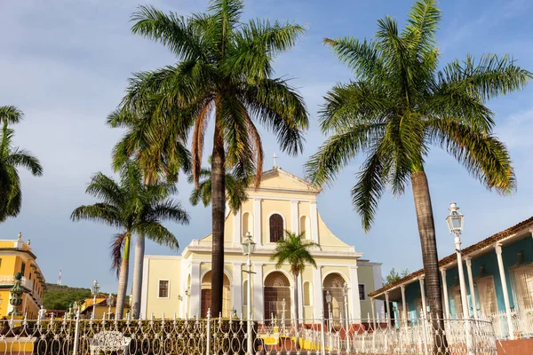 在五颜六色的日落中 在市长广场欣赏天主教堂的美丽景色 拍摄于古巴特立尼达市中心 — 图库照片