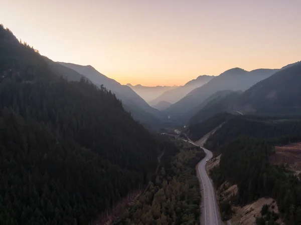 Widok Lotu Ptaka Scenic Road Dolinie Otoczonej Kanadyjskim Górskim Krajobrazem — Zdjęcie stockowe