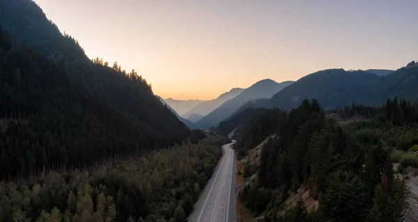 在阳光明媚的夏日日落中 被加拿大山景环绕的山谷风景道的鸟瞰图 靠近霍普 温哥华东部 不列颠哥伦比亚省 加拿大 — 图库照片