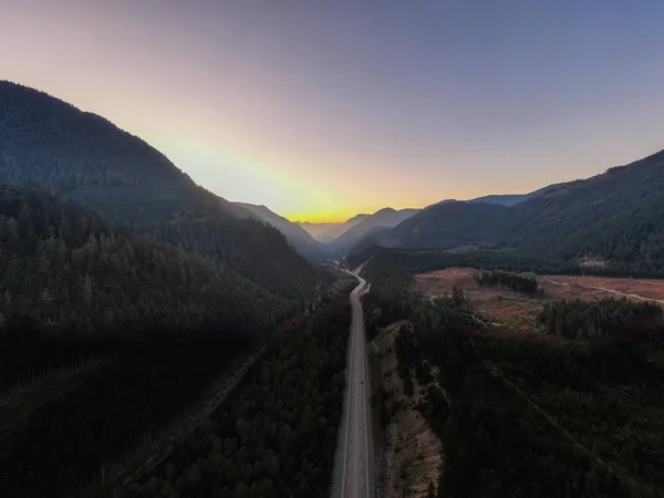 Widok Lotu Ptaka Scenic Road Dolinie Otoczonej Kanadyjskim Górskim Krajobrazem — Zdjęcie stockowe