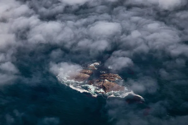 Vista Aérea Desde Alto Las Islas Rocosas Cubiertas Nubes Niebla — Foto de Stock