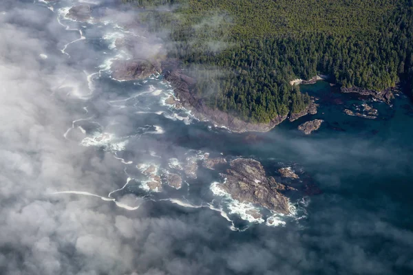 Vista Aérea Desde Alto Una Hermosa Playa Cubierta Nubes Niebla — Foto de Stock