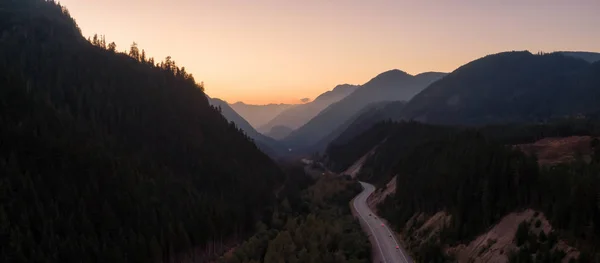 Vista Aérea Una Carretera Panorámica Valle Rodeada Paisaje Montañoso Canadiense — Foto de Stock