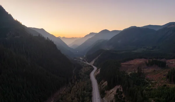 화창한 캐나다 풍경으로 둘러싸인 계곡의 도로의 밴쿠버 캐나다 근처에서 — 스톡 사진