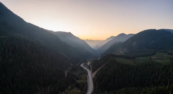 Widok Lotu Ptaka Scenic Road Dolinie Otoczonej Kanadyjskim Górskim Krajobrazem — Zdjęcie stockowe