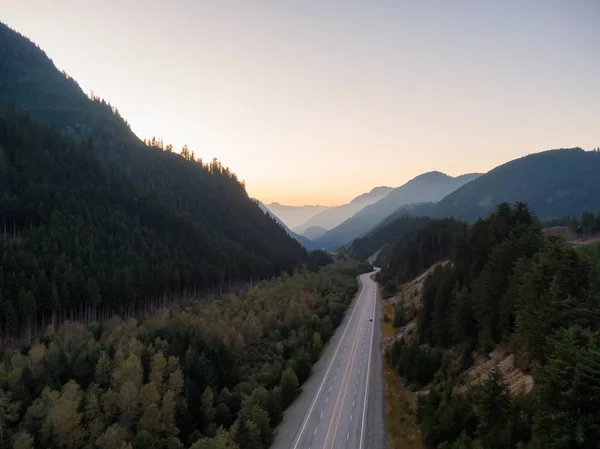 Vista Aérea Uma Estrada Panorâmica Vale Cercada Por Paisagem Montanhosa — Fotografia de Stock