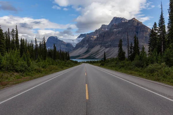 Estrada Panorâmica Nas Montanhas Rochosas Canadenses Durante Vibrante Dia Verão — Fotografia de Stock