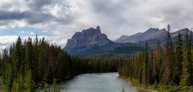 Canlı güneşli bir yaz günü boyunca Kanada Dağ Manzara Güzel Panoramik Görünümü. Alınan Banff Ulusal Parkı, Alberta, Kanada.