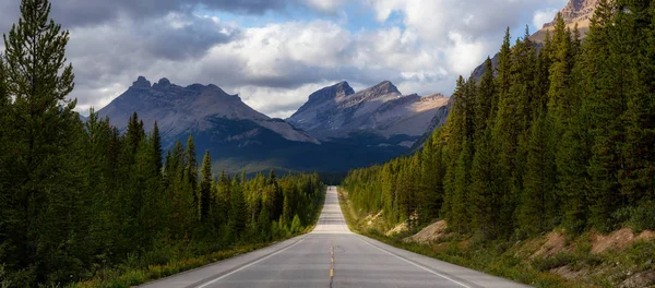 Panoramic View Scenic Road Canadian Rockies Vibrant Sunny Summer Day — Stock Photo, Image