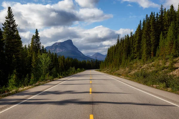 Scenic Road Canadese Rockies Tijdens Een Levendige Zonnige Zomerdag Opgenomen — Stockfoto