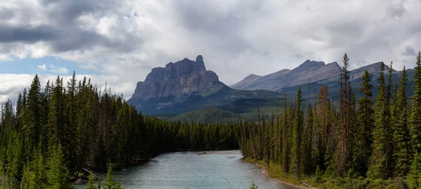 활기찬 화창한 캐나다 풍경의 아름다운 파노라마 국립공원 앨버타 캐나다에서 — 스톡 사진